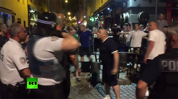 EURO 2016 ešte ani nezačalo, no anglickí fanúšikovia sa stihli pobiť a zdemolovať mesto! (VIDEO)