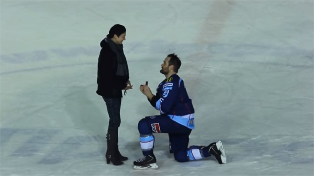 Hokejista Nitry požiadal po zápase na ľade priateľku o roku (VIDEO)