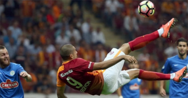 Nový kandidát na gól roka: Útočník Galatasarayu strelil neskutočný gól nožničkami! (VIDEO)