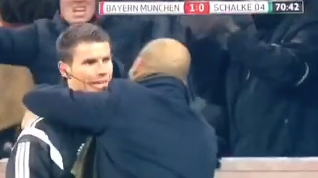 Guardiola oslavoval gól proti Schalke v objatí rozhodcu