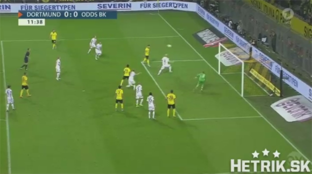 19-ročný brankár Odds BK predviedol proti Dortmundu neuveriteľný trojitý zákrok (VIDEO)