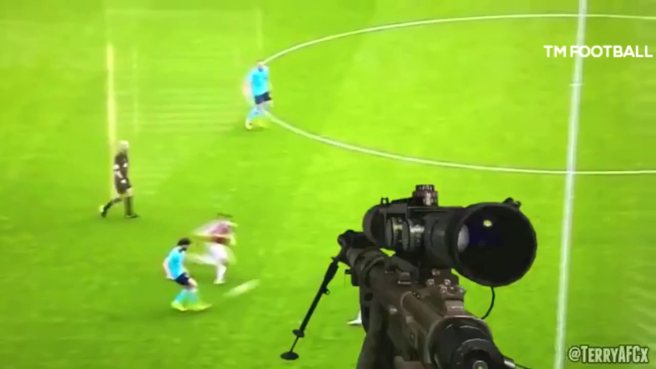 Na záložníkovi Arsenalu sa baví celý internet. Jeho komické simulovanie skôr pripomínalo zásah odstreľovačom! (VIDEO)