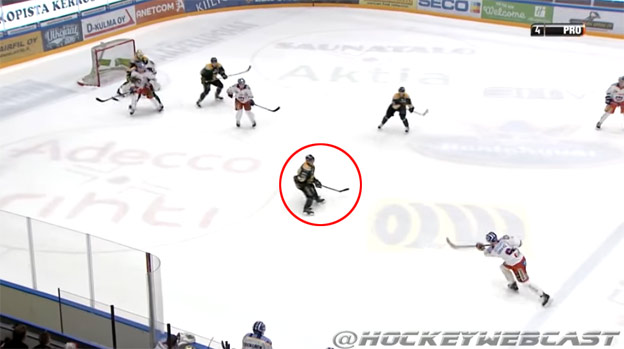 Tomu sa povie obetavec: Hokejista vo Fínsku sa 3-krát postavil do strely, 3-krát ho trafil puk! (VIDEO)
