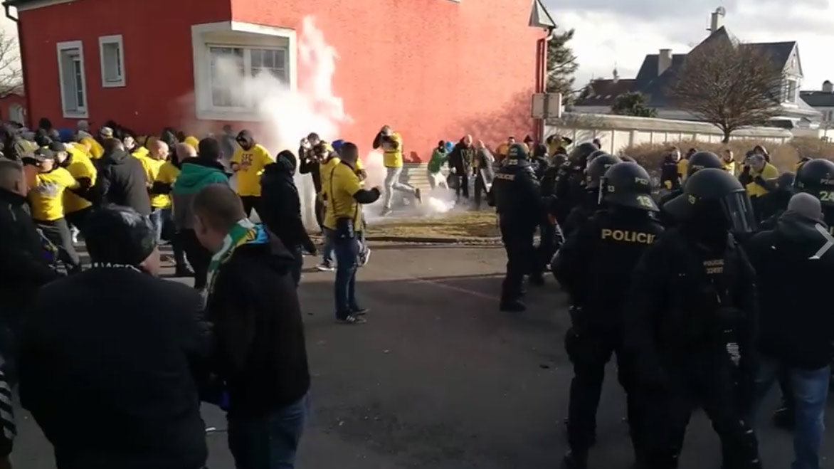 Šialené zábery z derby v Česku: Chuligáni zdemolovali cudzí dom. Jeden človek zomrel! (VIDEO)