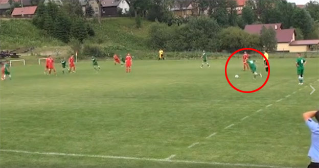 Exportný gól zo Slovenska: Futbalista Oravskej Polhory to napálil z dobrých 40 metrov! (VIDEO)