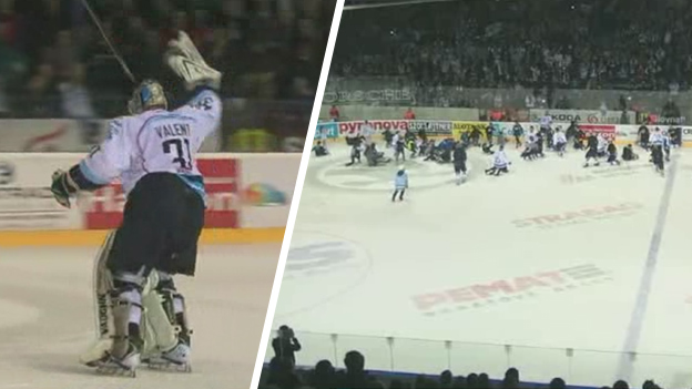 Hokejová eufória v Nitre po postupe do finále. Brankár Valent predviedol aj kotrmelec! (VIDEO)