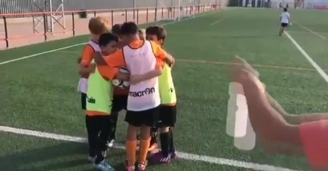 Malí futbalisti z Valencie si robia srandu z Barcelony. Parodujú Neymarove a Suarezove zranenie po strete s fľašou! (VIDEO)