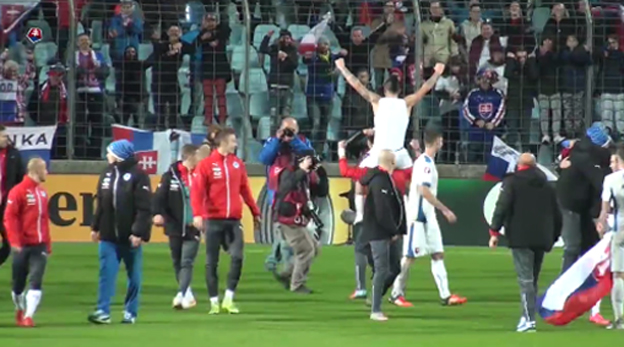 Skvelé zábery z osláv hráčov Slovenska po postupe na EURO 2016 (VIDEO)