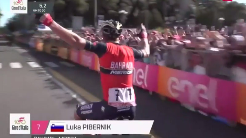 Slovinský cyklista baví celý internet. Na Giro d´Italia sa už radoval z triumfu, no potom zistil, že ho čaká ešte jedno kolo! (VIDEO)