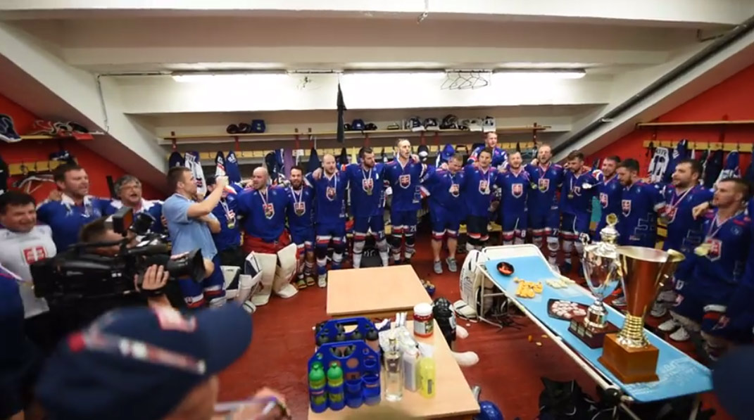 Oslava zlatého hetriku hokejbalistov: V šatni nemohli chýbať slovenské mamičky, pekných synov máte! (VIDEO)