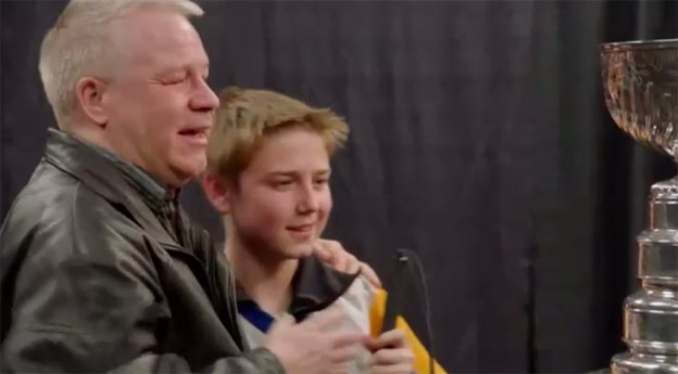 Krásne: Syn priviedol svojho slepého otca k Stanley Cupu! (VIDEO)
