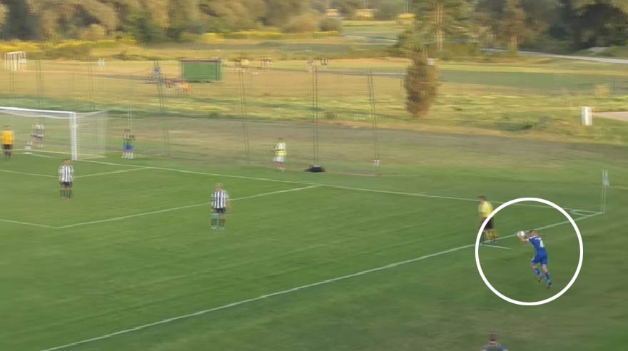 Aj na Slovensku máme špecialistov na vhadzovania. Futbalista Košíc a jeho akrobatický kúsok, ktorým vytvoril čistú gólovú šancu! (VIDEO)