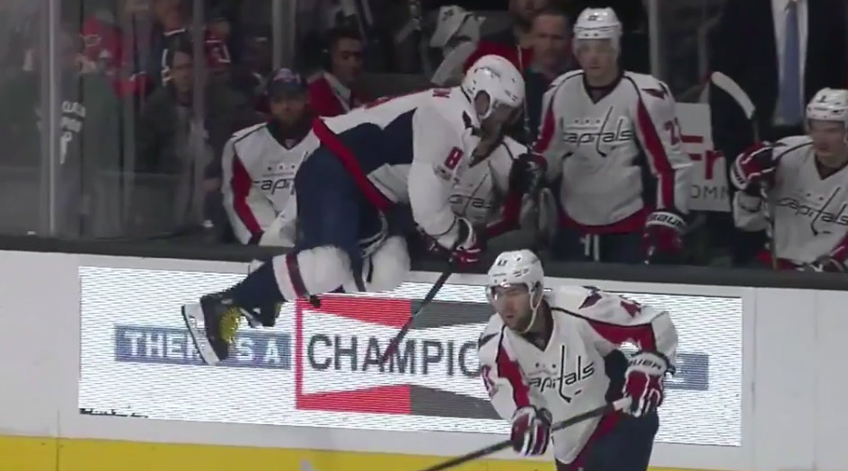 Ovečkin pobavil celú NHL: Pozrite si jeho komický návrat na striedačku! (VIDEO)