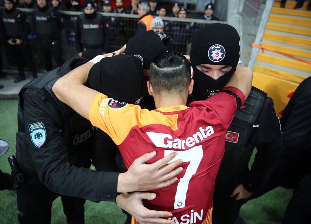 Gesto hodné majstra: Futbalista Galatasarayu po góle prišiel k policajtom a objal ich! (VIDEO)