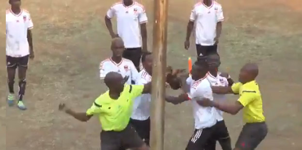 Šialená futbalová bitka: Hráč neuniesol vylúčenie a napadol rozhodcu, ten mu nič nedaroval a reagoval! (VIDEO)
