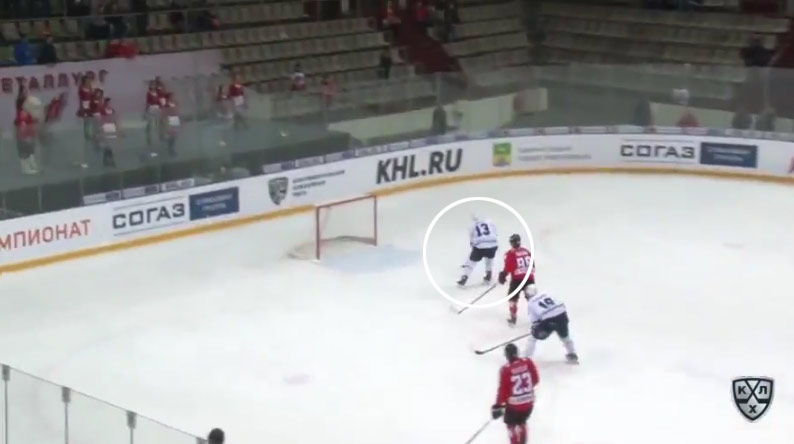 Z frajera totálny babrák: Hokejista Minsku parádičkou obišiel obrancu, následne komicky zlyhal pred prázdnou bránkou! (VIDEO)