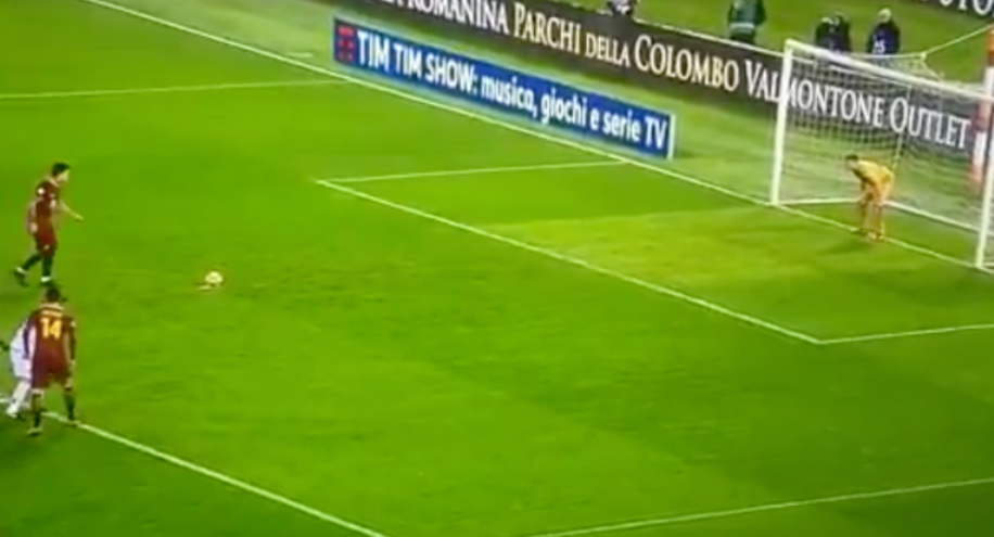 Horšiu penaltu sme tu dávno nemali. Futbalista AS Rím to ležérnejšie kopnúť už ani nemohol! (VIDEO)