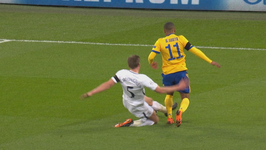 Ďalšia veľká chyba rozhodcu v Lige Majstrov: Juventus mal proti Tottenahmu kopať jasnú penaltu! (VIDEO)