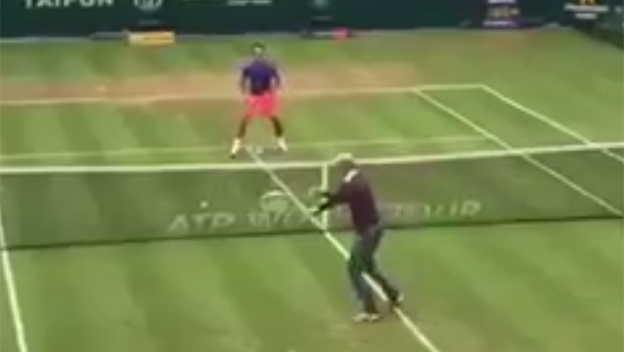 Pep Guardiola zaskočil Federera v exhibícii nečakaným úderom! (VIDEO)