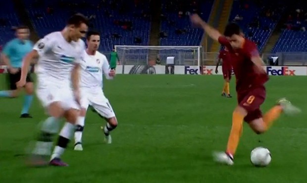 Perotti z AS Rím fantastickým rabona gólom prekonal Matúša Kozáčika v bránke Plzne! (VIDEO)