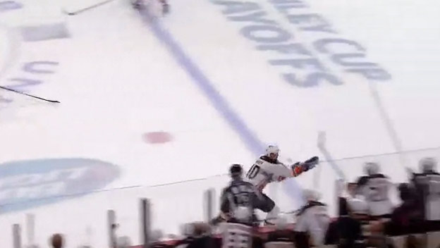 Parádny moment z NHL: Corey Perry a blesková reakcia zo striedačky!