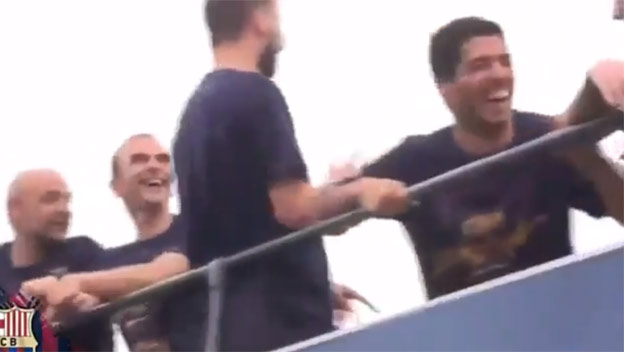 Pique si počas osláv titulu robí srandu z Ronalda, Messi a Suarez sa dobre pobavili! (VIDEO)