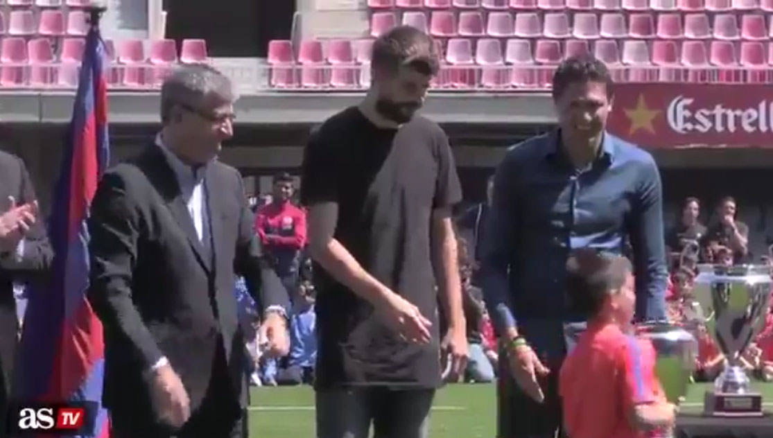 Pique chcel zagratulovať k titulu malému kapitánovi Barcelony. On ho odignoroval a radšej zobral trofej! (VIDEO)