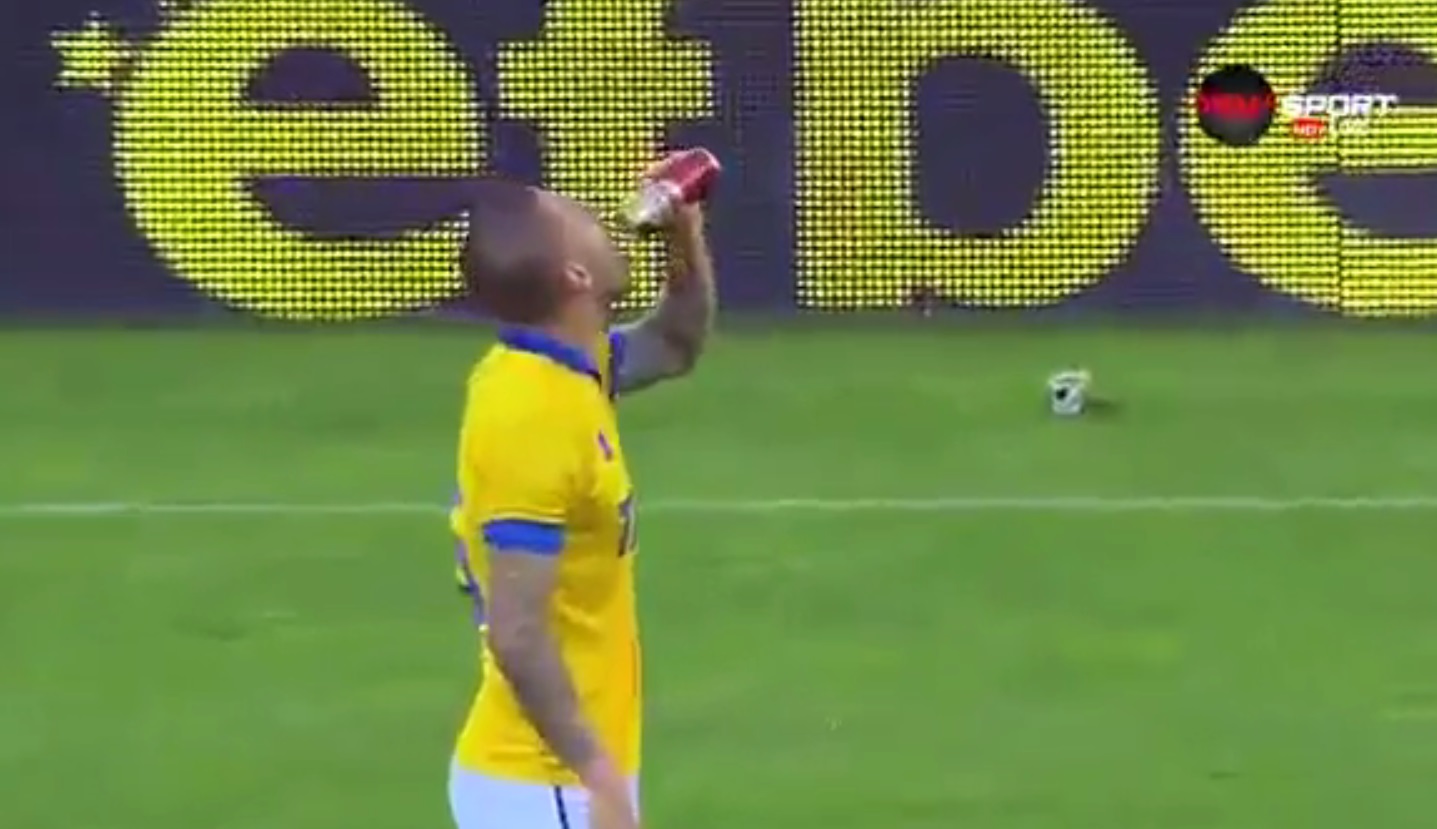 Bulharský futbalista vypil počas zápasu pivo, ktoré hodil na ihrisko divák. V nadstavenom čase potom strelil vyrovnávajúci gól! (VIDEO)