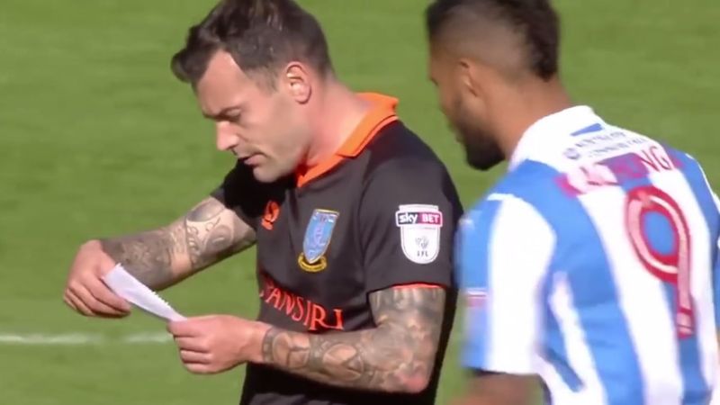 Futbalista v Anglicku ukradol súperovi počas zápasu papierik s taktickými pokynmi! (VIDEO)