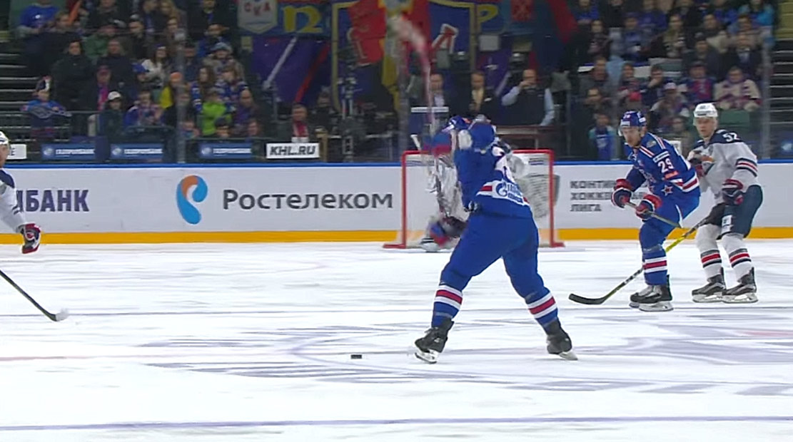 Vo finále KHL padol ďalší gól od polovice klziska. Takto vypálil obranca Petrohradu! (VIDEO)