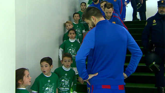 Milé zábery pred víkendovým zápasom Barcelony: Pique v tuneli dohadoval s deťmi, kto pôjde za ruku s Messim! (VIDEO)