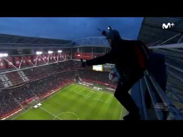 V Ajaxe posunuli slávnostný výkop na nový level. Parašutista zoskočil s loptou zo strechy štadióna! (VIDEO)