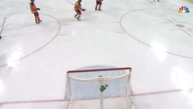 V NHL sa strhla bitka za príklep pri strele do prázdnej bránky!