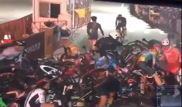 Totálny šialenec: Motorkár sa postavil do stredu cesty počas cyklistických pretekov! (VIDEO)