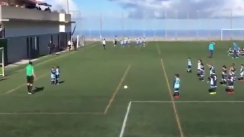 Malý žiačik strelil krásny gól z priameho kopu. Od radosti sa s ním potom radovali aj protihráči! (VIDEO)