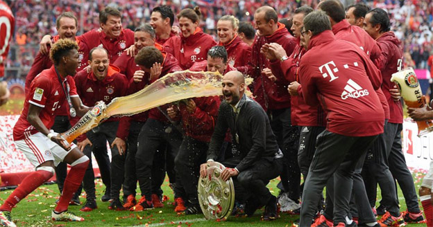 Guardiola a hráči Bayernu sa počas osláv oblievajú s pivom! (VIDEO)