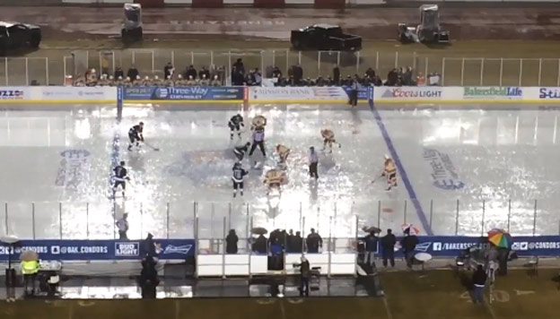 Rozhodcovia sa asi zbláznili: Zápas pod holým nebom v AHL sa odohral počas silného dažďa! (VIDEO)