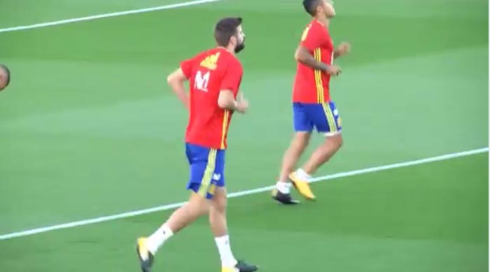 Fanúšikovia Realu Madrid kričali na Piqueho počas tréningu Španielska: Vypadni ty bastard! (VIDEO)
