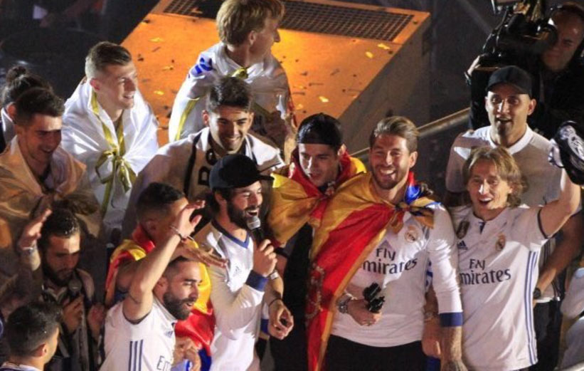 Hráči Realu Madrid skandujú počas osláv na Piqueho: Bastard Pique, sláva šampiónom! (VIDEO)