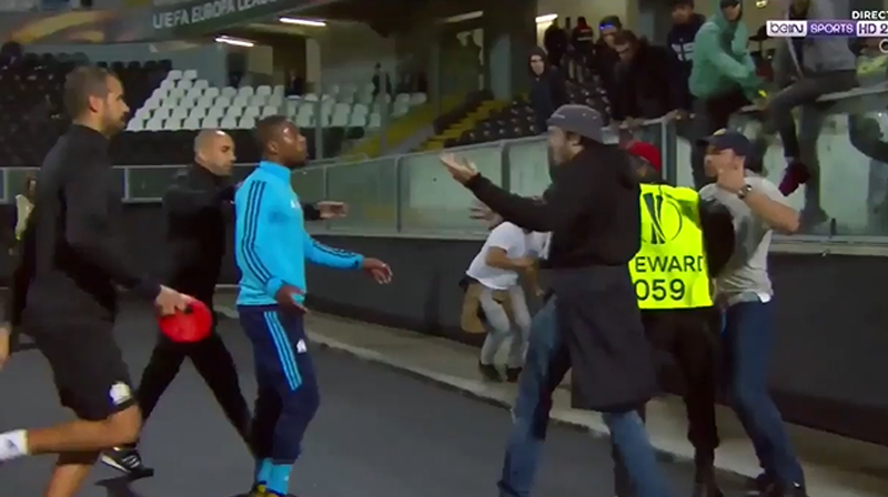 Nový záber z incidentu Patrica Evru s vlastným fanúšikom. Vedenie Marseille sa ho rozhodlo suspendovať! (VIDEO)