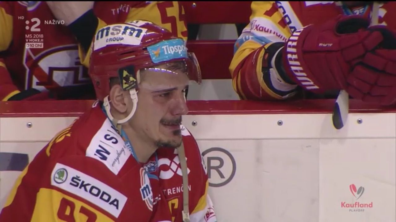 Smutný pohľad na zroneného Branka Radivojeviča. Kapitán Dukly sa stal aspoň najužitočnejším hráčom Play-Off! (VIDEO)