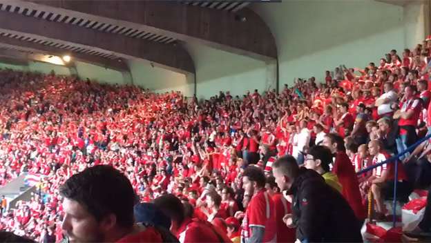 Rakúski fanúšikovia skandujú po nepodarenej strela Ronalda meno Messiho! (VIDEO)