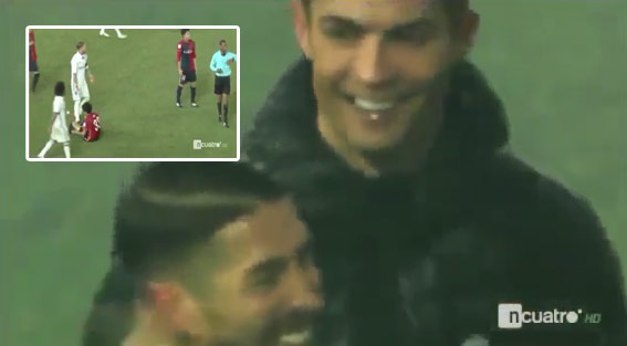 Ronaldo sa s Ramosom dobre pobavil na rozhodcovi, ktorý si rozmyslel jeho vylúčenie! (VIDEO)