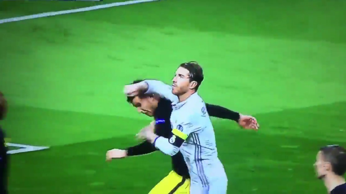 Sergio Ramos to s agresiou už trochu preháňa. Zákerným lakťom zostrelil obrancu Atletica! (VIDEO)