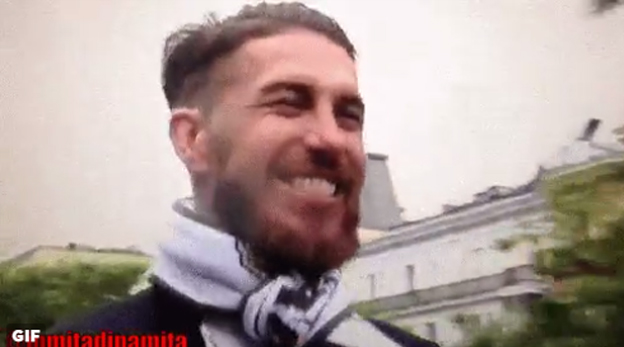 Sergia Ramosa takmer prizabil konár počas osláv na streche autobusu! (VIDEO)