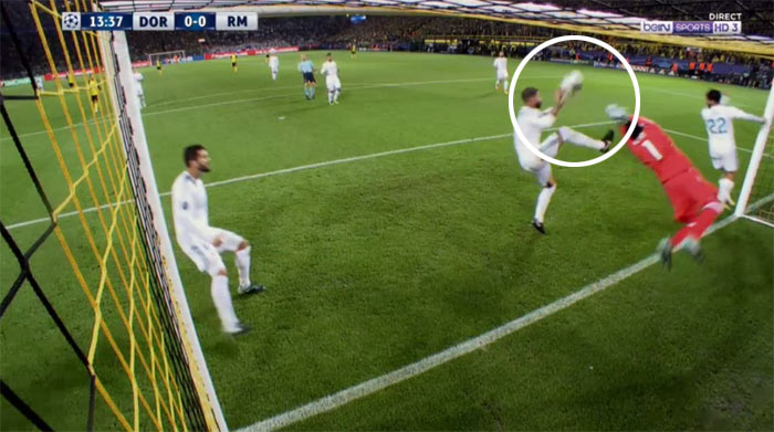 Rozhodca pomohol Realu Madrid za nerozhodného stavu s Dortmundom. Ramos na bránkovej čiare zasiahol jasne loptu rukou! (VIDEO)