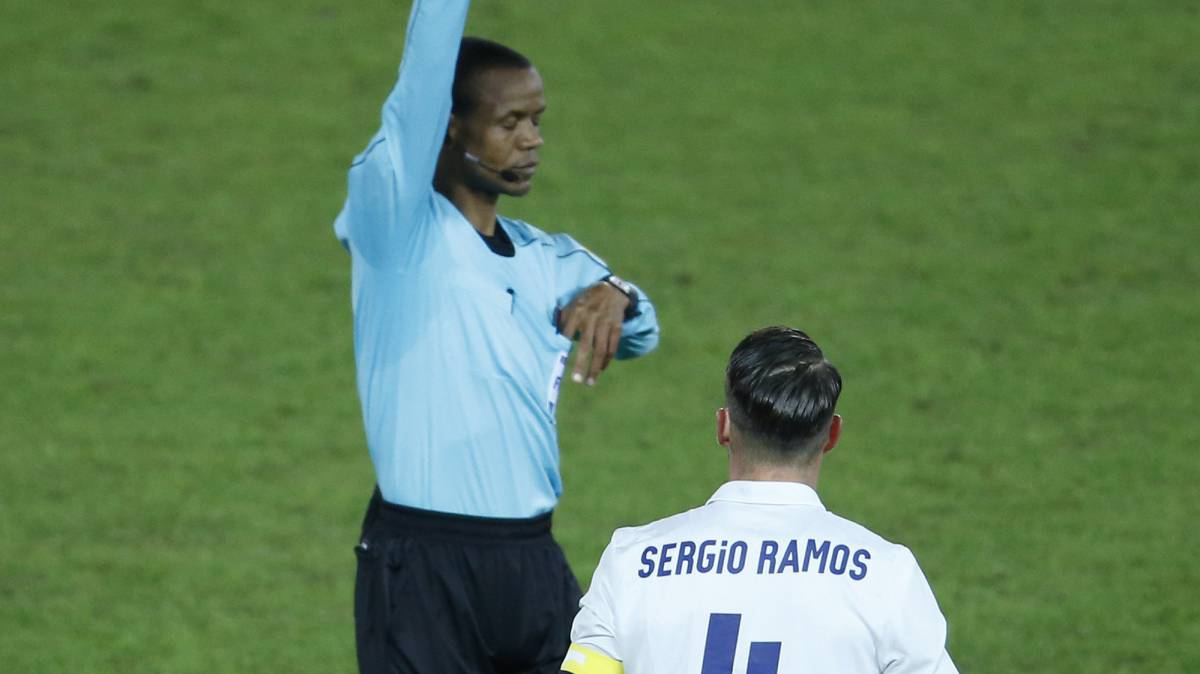 Rozhodca dopomohol Realu v dnešnom finále. Ramosovi išiel udeliť druhú žltú, no potom si to rozmyslel aby ho nemusel vylúčiť! (VIDEO)