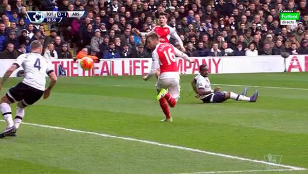 Fantastická gólová pätička Ramseyho do siete Tottenhamu (VIDEO)