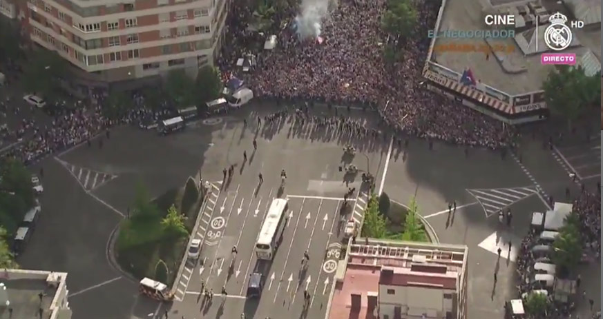 Tisíce fanúšikov Realu Madrid víta hráčov na uliciach pred príchodom na štadión! (VIDEO)