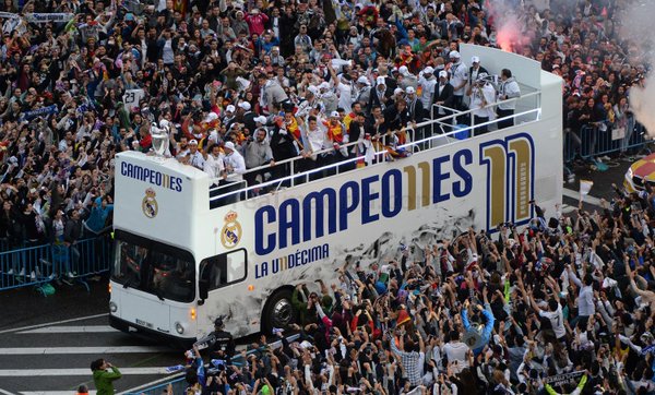 Tisíce fanúšik vítalo v Madride autobus s trofejou Ligy Majstrov! (VIDEO)